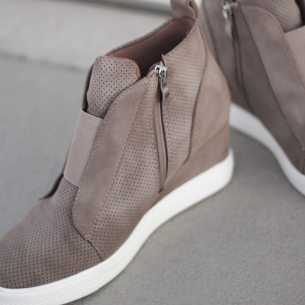 LAST PAIR SIZE 5.5! Taupe sneaker wedges - Picture 5 of 5